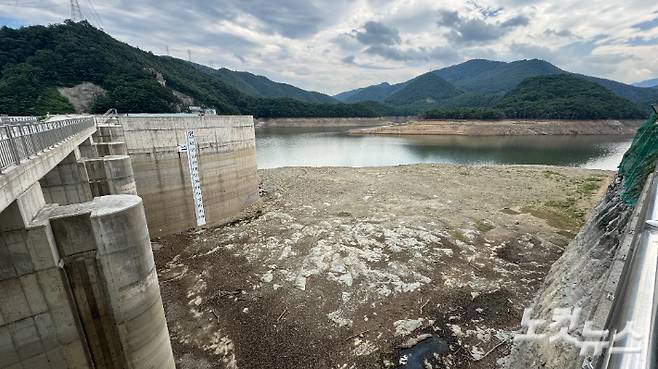 극한 가뭄으로 바닥까지 드러난 강릉 오봉저수지. 전영래 기자