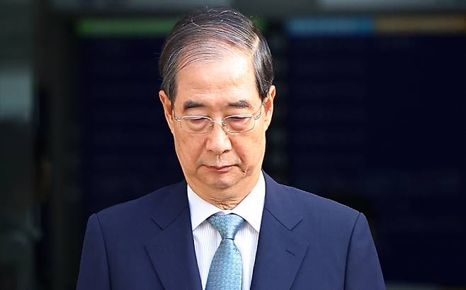 윤석열 전 대통령의 내란 행위 방조 혐의를 받는 한덕수 전 국무총리가 27일 구속 전 피의자 심문(영장실질심사)을 마친 뒤 대기 장소인 서울구치소로 이동하기 위해 서울 서초구 서울중앙지법 청사를 나서고 있다. 연합뉴스