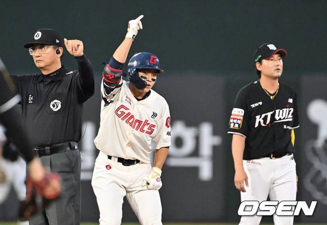 [OSEN=부산, 이석우 기자] 26일 부산 사직야구장에서 2025 신한 SOL 뱅크 KBO 리그 롯데 자이언츠와 KT 위즈의 경기가 열렸다. 홈팀 롯데는 나균안이, 방문팀 KT는 오원석이 선발 출전했다.롯데 자이언츠 박찬형이 1회말 좌중간 2루타를 치고 세리머니를 하고 있다. 2025.08.26 / foto0307@osen.co.kr