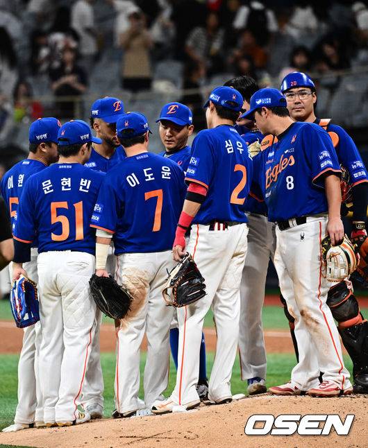 [OSEN=고척, 조은정 기자]프로야구 한화 이글스가 6연패 이후 3연승으로 반등하며 1위 싸움을 이어갔다.&nbsp;한화는 26일 서울 고척스카이돔에서 열린 2025 신한 SOL Bank KBO리그 키움 히어로즈와의 원정경기를 3–1로 승리했다.&nbsp;한화가 승리를 기뻐하고 있다. 2025.08.26 /cej@osen.co.kr