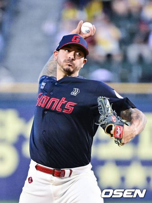 [OSEN=잠실, 박준형 기자] 19일 오후 서울 잠실구장에서 ‘2025 신한 SOL BANK KBO리그’ LG 트윈스와 롯데 자이언츠의 경기가 진행됐다.이날 LG는 톨허스트를, 롯데는 벨라스케즈를 선발투수로 내세웠다.3회말 롯데 선발투수 벨라스케즈가 역투하고 있다.    2025.08.19 / soul1014@osen.co.kr