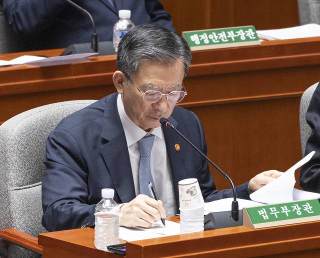 ▲정성호 법무부 장관이 26일 국회에서 열린 예산결산특별위원회에 참석해 의원 질의에 답하고 있다. ⓒ연합뉴스