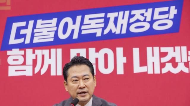 ▲국민의힘 6차 전당대회에서 승리한 장동혁 신임 대표가 26일 국회 국민의힘 당 대표 회의실에서 열린 기자회견에서 향후 당 운영 계획을 묻는 질문에 답하고 있다. ⓒ연합뉴스