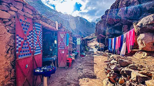 투브칼로 향하는 등로 양쪽에는 작은 상점들이 즐비하다. 산행 중에는 이 식당들에서 식사를 해결했다