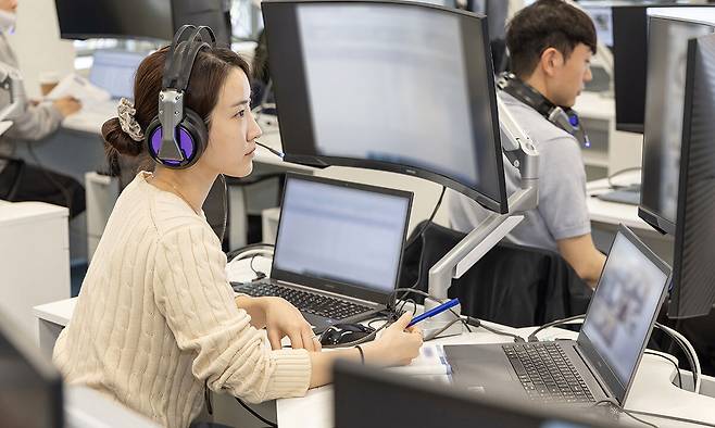 지난 4월19일 경기 용인 삼성전자 인재개발원에서 삼성전자 감독관이 올해 상반기 삼성직무적성검사(GSAT) 응시자를 대상으로 예비 소집을 진행하고 있다. 삼성전자 제공