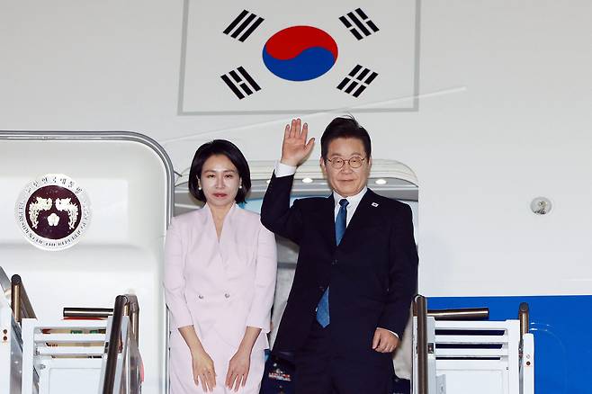 미국 순방 일정을 마친 이재명 대통령과 김혜경 여사가 26일(현지 시간) 필라델피아 국제공항에서 공군1호기에 탑승해 인사하고 있다. 필라델피아=뉴시스