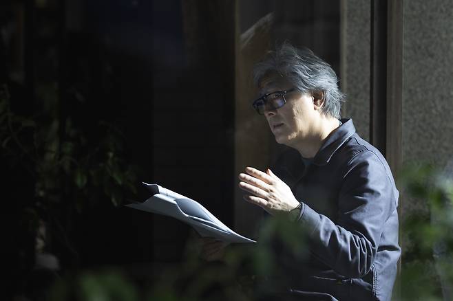 ‘어쩔수가없다’ 촬영장의 박찬욱 감독.&nbsp;CJ ENM 제공