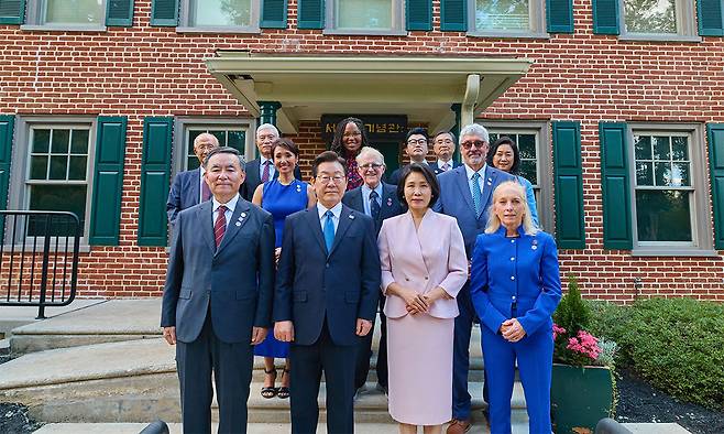 이재명 대통령과 김혜경 여사가 26일(현지시간) 필라델피아 서재필기념관을 방문해 기념촬영을 하고 있다. 공동취재