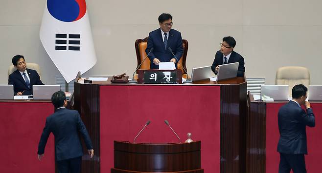 문진석(왼쪽) 더불어민주당 원내수석부대표와 유상범 국민의힘 원내수석부대표가 27일 서울 여의도 국회에서 열린 제428회국회(임시회) 제3차 본회의에서 국민의힘 추천 몫 국가인권위원회(인권위) 위원 선출안이 부결되자 우원식 국회의장과 논의한 후 자리로 돌아가고 있다. 뉴시스