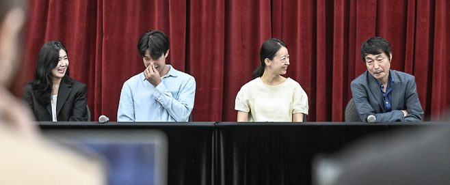 26일 서울 세종문화회관 예술동 서울시극단 연습실에서 연극 ‘퉁소소리’의 연출 고선웅(오른쪽부터) 단장과 배우 정새별(옥영 역), 최영민(최척 역), 최나라(홍도 역)가 기자들의 질문에 답하며 웃고 있다. 세종문화회관 제공