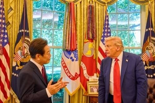 이재명 대통령이 25일(현지시간) 미국 워싱턴DC 백악관 오벌오피스에서 열린 한미 정상회담뒤 도널드 트럼프 미국 대통령과 대화하고 있다. 연합뉴스