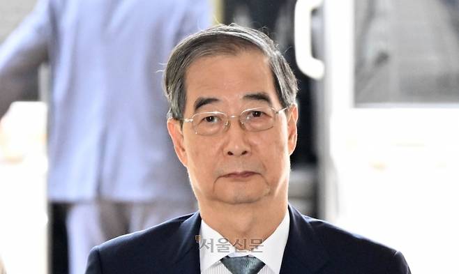 내란 우두머리 방조 혐의를 받는 한덕수 전 국무총리가 27일 서울 서초구 서울중앙지방법원에서 열린 구속 전 피의자 심문(영장실질심사)에 출석하고 있다. 홍윤기 기자