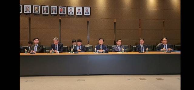 박병석(가운데) 대통령 중국 특사단 단장이 26일 중국 베이징 주중한국대사관에서 열린 특파원 대상 간담회에서 방중 성과를 설명하고 있다. 베이징특파원 공동취재단.