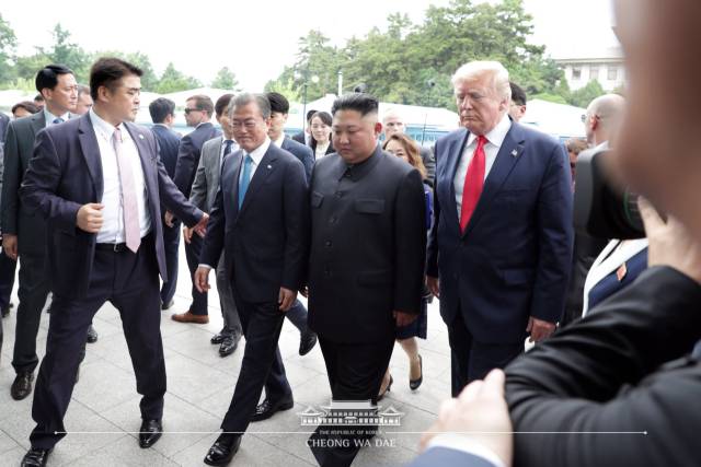 지난 2019년 6월 판문점에서 만난 문재인 전 대통령과 김정은 북한 국무위원장, 도널드 트럼프 대통령. 뉴스1