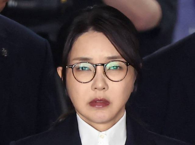윤석열 전 대통령 부인 김건희 여사가 이달 12일 구속 전 피의자 심문(영장실질심사)을 마친 뒤 서울 서초구 서울중앙지법을 나서고 있다. 연합뉴스
