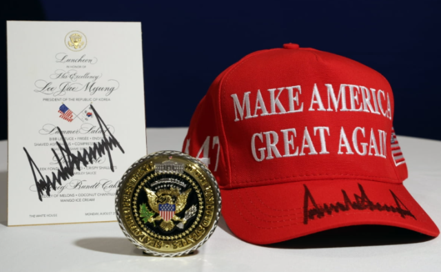 도널드 트럼프 미국 대통령이 이재명 대통령에게 준 선물. 백악관 기념 메달과 트럼프 대통령이 사인을 한 '마가'(미국을 다시 위대하게) 모자와 오찬 메뉴판.연합뉴스