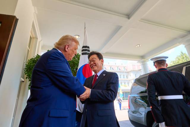 이재명 대통령이 25일(현지시간) 미국 워싱턴 DC 백악관에서 영접나온 도널드 트럼프 미국 대통령과 악수하고 있다. 2025.8.26. 공동취재