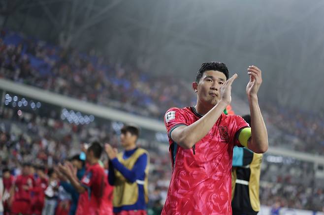 손흥민의 부담을 덜기 위한 축구국가대표팀의 리더십 교체가 핵심 이슈로 등장한 가운데 김민재가 차기 주장으로 거론되고 있다. 사진제공｜대한축구협회