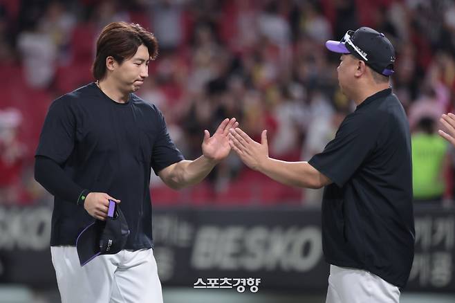 KIA 주장 나성범이 승리 뒤 이범호 KIA 감독과 하이파이브 하고 있다. KIA 타이거즈 제공