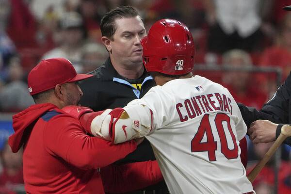 ▲ 심판 판정에 불만을 품고 격렬하게 항의, 퇴장 당했던 세인트루이스 카디널스 타자 윌슨 콘트레라스. ⓒ연합뉴스/REUTERS/AP