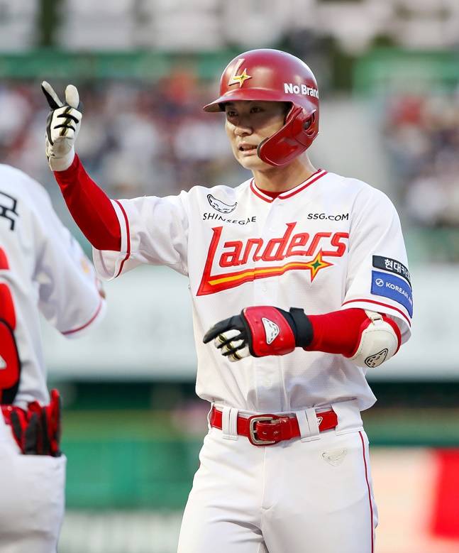 SSG 안상현이 26일 KIA전에서 안타를 날리고 세리머니를 하고 있다. /사진=SSG 랜더스 제공
