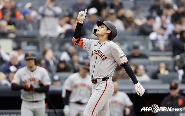 샌프란시스코 이정후가 지난 4월 뉴욕 양키스 원정에서 홈런을 터뜨리고 세리머니를 하고 있다. /AFPBBNews=뉴스1
