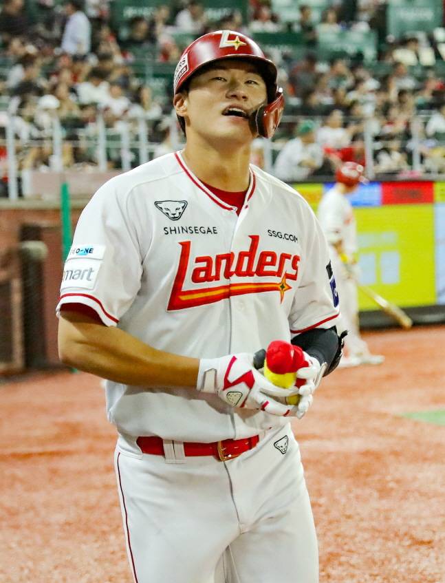 홈런을 터뜨린 류효승이 기념 인형을 들고 미소를 짓고 있다. /사진=SSG 랜더스 제공