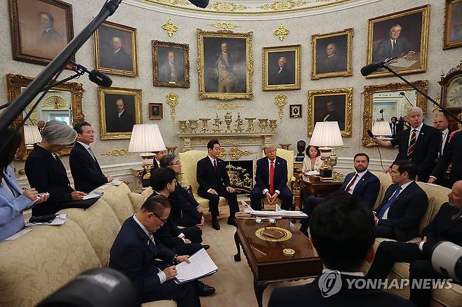 이재명 대통령, 트럼프 대통령과 한·미 정상회담 (워싱턴=연합뉴스) 한상균 기자 = 이재명 대통령이 25일(현지시간) 미국 워싱턴 DC 백악관 오벌오피스에서 도널드 트럼프 미국 대통령과 한미 정상회담을 하고 있다.  2025.8.26 xyz@yna.co.kr
