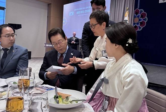 이재명 대통령에게 편지 전달하는 한인단체 관계자 (워싱턴=연합뉴스) 이재명 대통령이 지난 24일(현지시간) 워싱턴 DC에서 동포 간담회를 진행하던 도중에 미주한인봉사교육단체협의회(미교협) 나눔터 최인혜 사무총장이 이 대통령에게 편지를 전달하고 있다. [미교협 제공.재판매 및 DB금지]