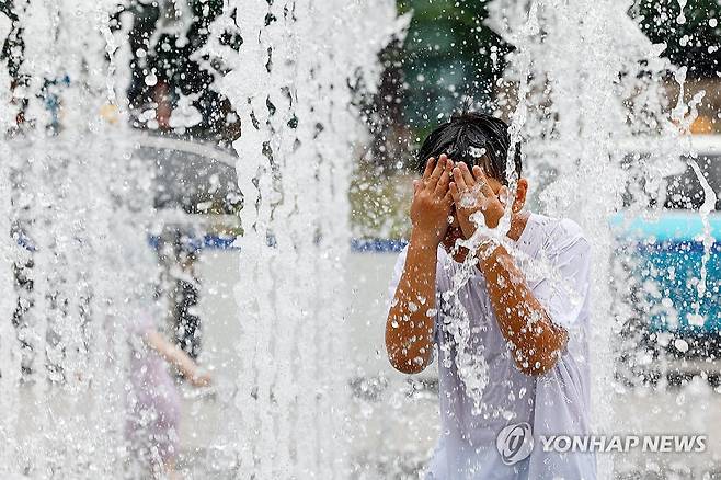 '시원해요!' [연합뉴스 자료사진]