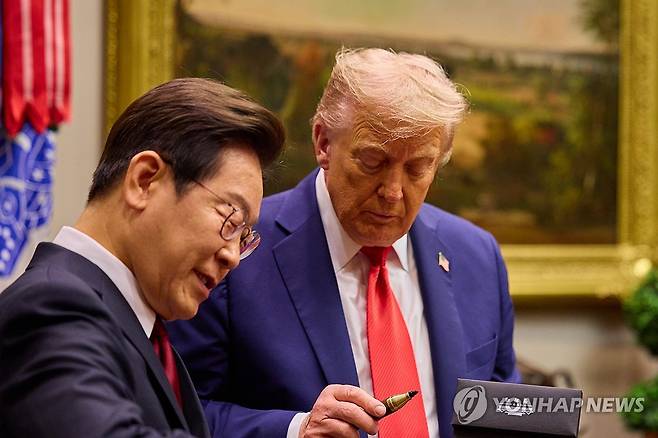 이재명 대통령, 트럼프 대통령에게 만년필 선물 (워싱턴=연합뉴스) 한상균 기자 = 이재명 대통령이 25일(현지시간) 미국 워싱턴DC 백악관에서 열린 한미 정상회담에서 도널드 트럼프 미국 대통령에게 방명록 작성 때 쓴 만년필을 선물하고 있다. 2025.8.26 [공동취재] xyz@yna.co.kr