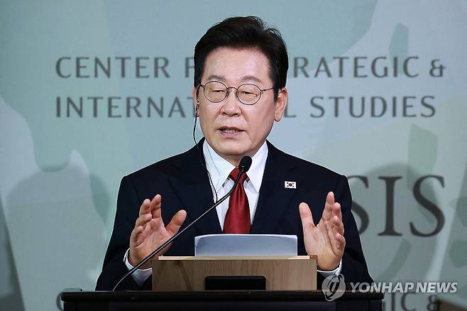 CSIS '정책 연설' 하는 이재명 대통령 (워싱턴=연합뉴스) 홍해인 기자 = 이재명 대통령이 지난 25일(현지시간) 미국 워싱턴DC 국제전략문제연구소(CSIS)에서 정책 연설을 하고 있다. 2025.8.26 hihong@yna.co.kr