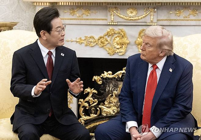 한미 정상회담 (워싱턴=연합뉴스) 한상균 기자 = 이재명 대통령과 도널드 트럼프 미국 대통령이 25일(현지시간) 미국 워싱턴DC 백악관에서 정상회담을 하고 있다. 2025.8.26 xyz@yna.co.kr