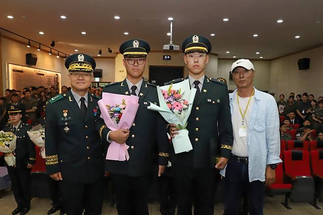 임기제 부사관으로 임관한 쌍둥이 형제 왼쪽부터 육군 수도기계화보병사단 김성구 소장과 김인구 하사, 김현구 하사. 2025.8.27
[육군 수도기계화보병사단 제공. 재판매 및 DB 금지]