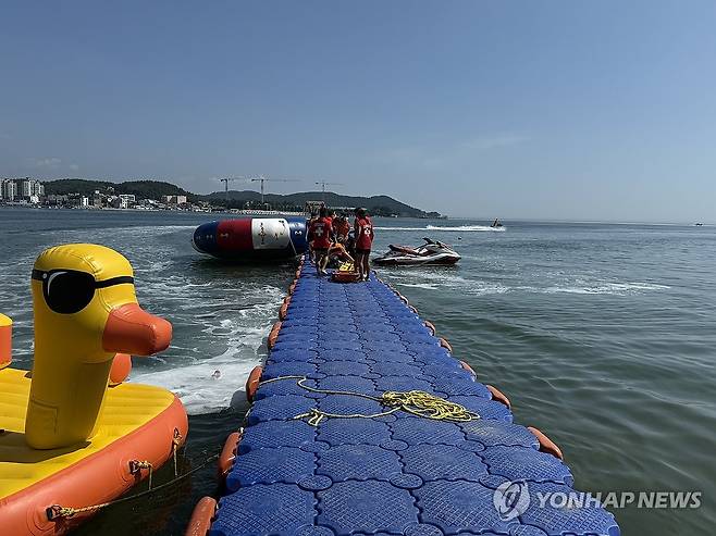 부산 기장 해상서 사촌 사이 70대 해녀 2명 숨져 (부산=연합뉴스) 23일 오전 10시 10분께 부산 기장군 일광읍 일광해수욕장 동측 산책로 인근 해상에서 사촌 자매 사이인 70대 해녀 2명이 심정지 상태로 발견돼 병원으로 옮겨졌으나 끝내 숨졌다. 사진은 이들 해녀 구조 당시 모습. 2025.8.23 [독자 제공. 재판매 및 DB 금지] jjh23@yna.co.kr