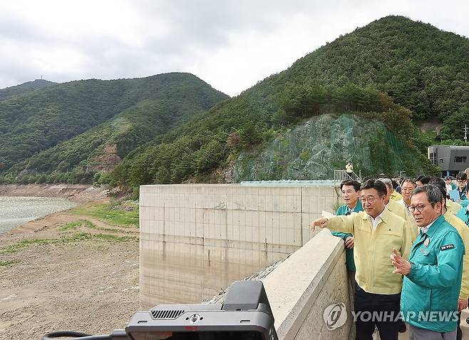 강릉시 가뭄 상황 점검하는 김진태 도지사 (춘천=연합뉴스) 김진태 강원특별자치도지사가 27일 극심한 가뭄으로 식수난을 겪는 강원 강릉시를 방문한 윤호중 행정안전부 장관 등과 함께 가뭄 상황을 점검하고 있다. 2025.8.27 [강원도 제공.재판매 및 DB 금지] jlee@yna.co.kr