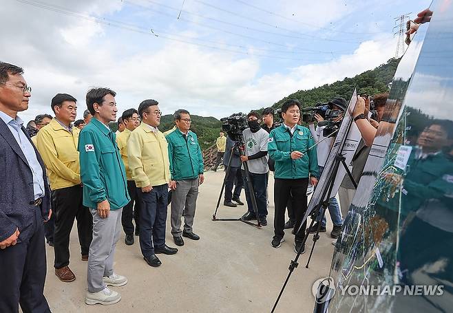 강릉시 가뭄 상황 점검하는 김진태 도지사 (춘천=연합뉴스) 김진태 강원특별자치도지사가 27일 극심한 가뭄으로 식수난을 겪는 강원 강릉시를 방문한 윤호중 행정안전부 장관 등과 함께 가뭄 상황을 점검하고 있다. 2025.8.27 [강원도 제공.재판매 및 DB 금지] jlee@yna.co.kr