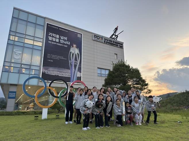 강원도 평창올림픽기념관을 방문한 2025 플레이윈터 피겨스케이팅 아카데미 참가자들 [2018평창기념재단 제공. 재배포 및 DB 금지]