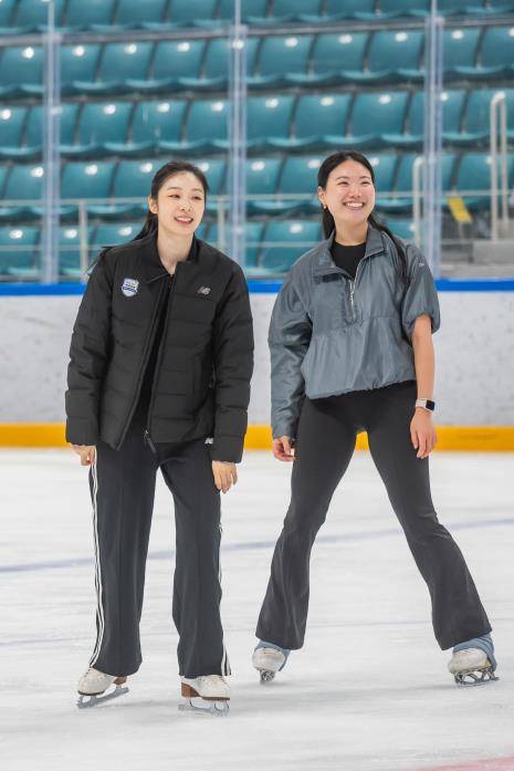 밝게 웃는 김연아 김연아(왼쪽)가 27일 강원도 강릉하키센터에서 열린 플레이윈터 피겨스케이팅 아카데미에서 국가대표 후배 김해진과 함께 후배들을 지도하고 있다. [2018 평창기념재단 제공. 재배포 및 DB 금지]