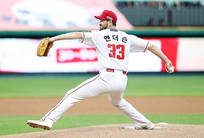 SSG 앤더슨, 프로야구 최소이닝 200탈삼진 신기록 (인천=연합뉴스)  SGG 랜더스의 외국인 선발 투수 드루 앤더슨(31)이 프로야구 역대 최소 이닝 200탈삼진 금자탑을 쌓았다.
    앤더슨은 27일 인천SSG랜더스필드에서 열린 2025 KBO리그 KIA 타이거즈와 홈 경기에 선발 등판해 1회초 무사 1루에서 KIA 패트릭 위즈덤을 루킹 삼진으로 잡은 뒤 후속 타자 김선빈을 헛스윙 삼진으로 돌려세웠다.
    이날 경기 전까지 올 시즌 탈삼진 198개를 기록한 앤더슨은 두 개의 탈삼진을 더하며 대기록을 작성했다. 2025.8.27 [SSG 랜더스 제공. 재배포 및 DB 금지] photo@yna.co.kr