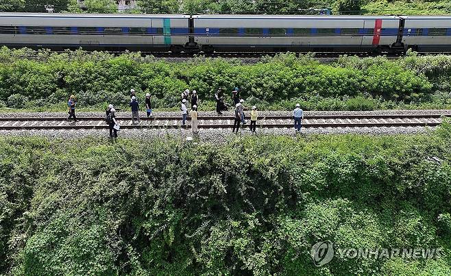 청도 열차사고 합동 감식 (청도=연합뉴스) 윤관식 기자 = 지난 20일 경북 청도군 화양읍 삼신리 청도소싸움 경기장 인근 경부선 철로에서 전날 발생한 열차 사고에 대한 유관기관 합동 감식이 진행되고 있다.
    전날 이곳에서는 무궁화호 열차가 선로 인근에서 작업 중이던 근로자 7명을 치어 2명이 사망하고 5명이 다치는 사고가 났다. 2025.8.20 psik@yna.co.kr