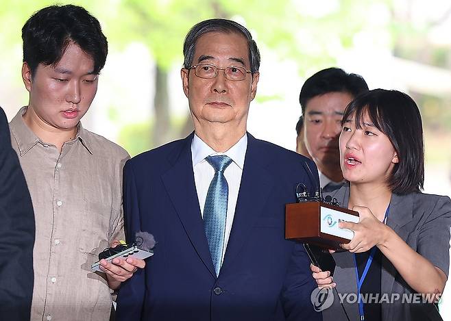 내란 방조 혐의 한덕수 전 총리, 구속 전 피의자 심문 출석 (서울=연합뉴스) 김도훈 기자 = 윤석열 전 대통령의 내란 행위 방조 혐의를 받는 한덕수 전 국무총리가 27일 구속 전 피의자 심문(영장실질심사)을 위해 서울 서초구 서울중앙지법에 출석하고 있다. 2025.8.27 superdoo82@yna.co.kr