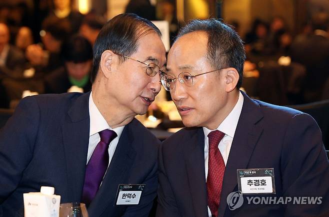 포럼서 대화하는 한덕수 총리와 추경호 원내대표 (서울=연합뉴스) 한덕수 국무총리(왼쪽)와 국민의힘 추경호 원내대표가 24일 서울 종로구 광화문 포시즌스호텔에서 열린 '2024 뉴시스 포럼 10년 후 한국'에서 대화하고 있다. 2024.10.24 [국회사진기자단] photo@yna.co.kr