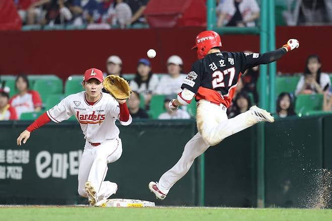 있는 힘을 다해 1루로 뛰는 김호령(오른쪽) [KIA 타이거즈 제공. 재배포 및 DB 금지]