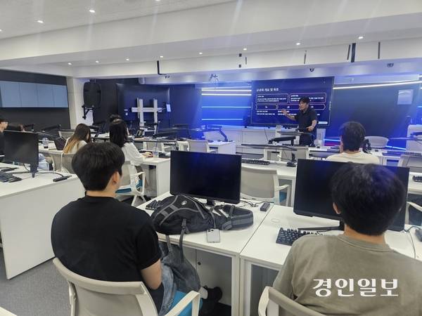 선수양성뿐 아니라 e스포츠 산업의 전반을 가르치는 교육과정으로 유명한 오산대 ‘e스포츠학과’ 강의가 진행되고 있다.  오산/공지영기자 jyg@kyeongin.com