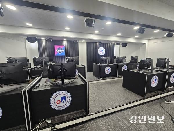 오산대 e스포츠학과 강의실. 실제 대회 무대와 유사하게 배치돼 있다.  오산/공지영기자 jyg@kyeongin.com