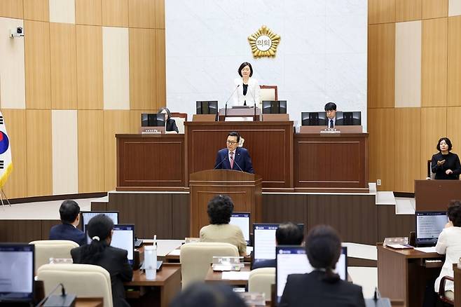 지난 6월 26일 열린 인천 연수구의회 제273회 임시회 본회의에서 이재호 구청장이 연단에 올라 발언하고 있다. 사진=연수구의회