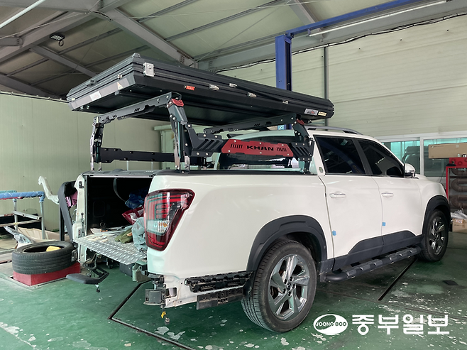 공업소에서 수리중인 A씨의 렉스턴스포츠 칸 차량. 김이래 기자