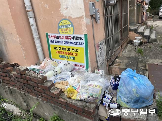 지난 26일 군포시 산본동 한 주택가 담벼락 앞에 생활쓰레기가 무단으로 쌓여있다. 손용현 기자