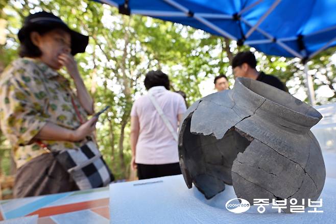 28일 오전 용인시 보라산에서 용인시와 (재)한국문화유산연구원이 함께 진행 중인 보라산 백제고분군 긴급발굴조사 현장이 시민들에게 공개돼 현장을 찾은 시민들이 발굴된 유물과 발굴현장을 둘러보고 있다. 보라산 백제고분군은 백제 전기 한성기에 조성된 무덤으로, 지난 2021년 단독주택 건설 과정에서 처음 발견됐다. 시와 연구원은 이후 정밀 지표조사를 통해 총 32기의 고분을 확인했으며, 이 가운데 훼손 위기에 놓인 2기에 대해 지난 7월부터 긴급 발굴에 착수했다. 김경민기자